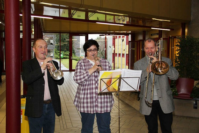 CI-Trägerin Laurence und zwei weitere Blasmusiker beim gemeinsamen Musizieren